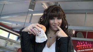 Freundin will im Fast Food Restaurant blasen und frisst Sperma vom Burger – Aische Pervers